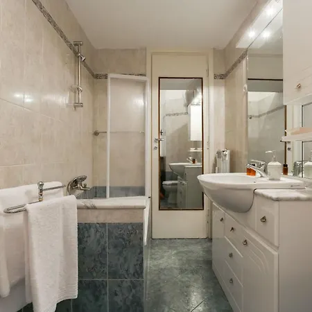 Large 2 Bed Flat Next To The Colosseum