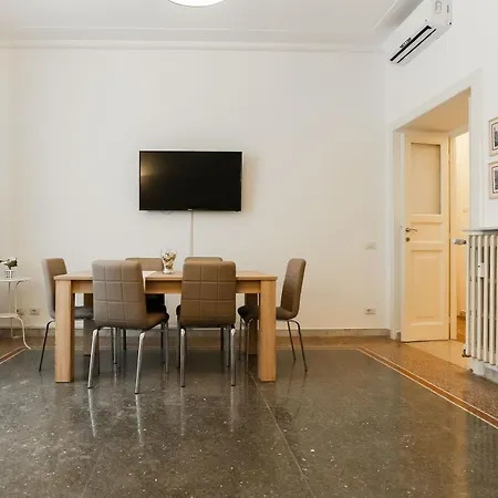 Large 2 Bed Flat Next To The Colosseum Apartman *