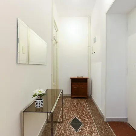 Large 2 Bed Flat Next To The Colosseum * Róma