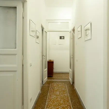 Large 2 Bed Flat Next To The Colosseum Roma