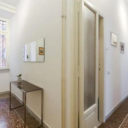 Large 2 Bed Flat Next To The Colosseum *